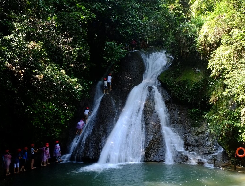桂林山水甲天下，玉碧羅青意可參
